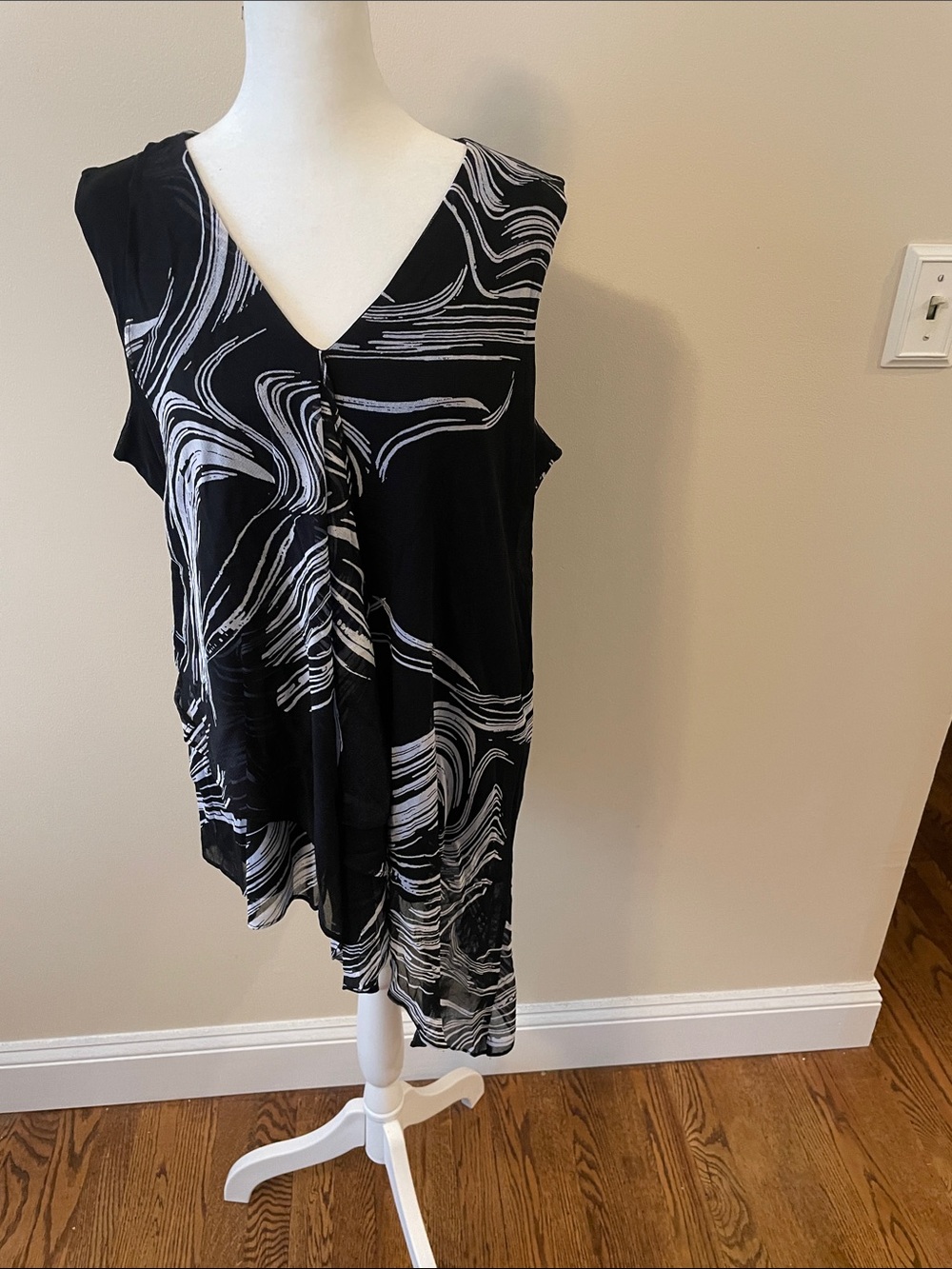Black & White Swirl V-Neck Sleeveless blouse